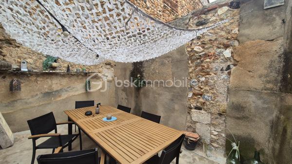 A VENDRE MAISON DE MAITRE RENOVEE DEUX FACES DE 183M² A BAIXAS - CENTRE VILLE - PROCHE DES COMMERCES - TERRASSE - QUATRE CHAMBRES - GARAGE - PUITS.

Cette maison, située dans une petite rue calme, est batie sur trois niveaux, aux volumes exceptionnels.
Le rez-de-chaussée vous accueille avec un hall d'accueil majestueux qui dessert une jolie partie buanderie, une chambre avec sa salle d'eau et son toilette, un jardin de 115m² avec une dépendance à rénover sans aucun vis à vis, ainsi qu'un garage de 37m².
Le premier niveau vous offre un salon-séjour plutot cosy doté de son poele à granules, une cuisine américaine aménagée avec son balcon, un toilette indépendant, et un espace bureau avec un accès direct à sa terrasse entourée de murs en pierre à l'abri des regards.
Le deuxième et dernier niveau abrite l'espace nuit avec trois chambres dont l'une avec son dressing privatif, une double salle de bain, un toilette indépendant, ainsi qu'un dégagement bienvenu pour un espace jeux ou lecture.

A la recherche de charme, de cachet, alliant pierre et contemporain, cette maison sera idéale pour votre résidence principale, parfaite pour une famille.
Je reste à votre disposition pour toutes informations.