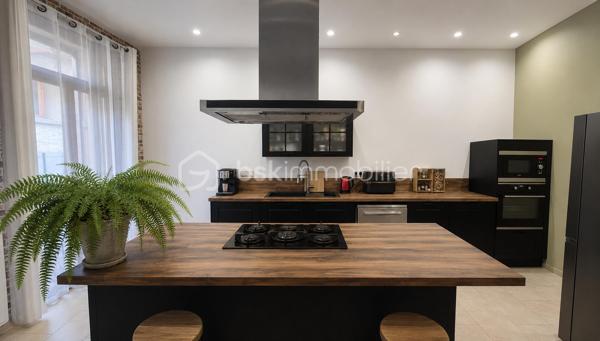 A VENDRE MAISON DE MAITRE RENOVEE DEUX FACES DE 183M² A BAIXAS - CENTRE VILLE - PROCHE DES COMMERCES - TERRASSE - QUATRE CHAMBRES - GARAGE - PUITS.

Cette maison, située dans une petite rue calme, est batie sur trois niveaux, aux volumes exceptionnels.
Le rez-de-chaussée vous accueille avec un hall d'accueil majestueux qui dessert une jolie partie buanderie, une chambre avec sa salle d'eau et son toilette, un jardin de 115m² avec une dépendance à rénover sans aucun vis à vis, ainsi qu'un garage de 37m².
Le premier niveau vous offre un salon-séjour plutot cosy doté de son poele à granules, une cuisine américaine aménagée avec son balcon, un toilette indépendant, et un espace bureau avec un accès direct à sa terrasse entourée de murs en pierre à l'abri des regards.
Le deuxième et dernier niveau abrite l'espace nuit avec trois chambres dont l'une avec son dressing privatif, une double salle de bain, un toilette indépendant, ainsi qu'un dégagement bienvenu pour un espace jeux ou lecture.

A la recherche de charme, de cachet, alliant pierre et contemporain, cette maison sera idéale pour votre résidence principale, parfaite pour une famille.
Je reste à votre disposition pour toutes informations.
