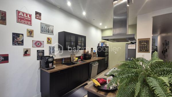 A VENDRE MAISON DE MAITRE RENOVEE DEUX FACES DE 183M² A BAIXAS - CENTRE VILLE - PROCHE DES COMMERCES - TERRASSE - QUATRE CHAMBRES - GARAGE - PUITS.

Cette maison, située dans une petite rue calme, est batie sur trois niveaux, aux volumes exceptionnels.
Le rez-de-chaussée vous accueille avec un hall d'accueil majestueux qui dessert une jolie partie buanderie, une chambre avec sa salle d'eau et son toilette, un jardin de 115m² avec une dépendance à rénover sans aucun vis à vis, ainsi qu'un garage de 37m².
Le premier niveau vous offre un salon-séjour plutot cosy doté de son poele à granules, une cuisine américaine aménagée avec son balcon, un toilette indépendant, et un espace bureau avec un accès direct à sa terrasse entourée de murs en pierre à l'abri des regards.
Le deuxième et dernier niveau abrite l'espace nuit avec trois chambres dont l'une avec son dressing privatif, une double salle de bain, un toilette indépendant, ainsi qu'un dégagement bienvenu pour un espace jeux ou lecture.

A la recherche de charme, de cachet, alliant pierre et contemporain, cette maison sera idéale pour votre résidence principale, parfaite pour une famille.
Je reste à votre disposition pour toutes informations.