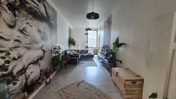 A VENDRE MAISON DE MAITRE RENOVEE DEUX FACES DE 183M² A BAIXAS - CENTRE VILLE - PROCHE DES COMMERCES - TERRASSE - QUATRE CHAMBRES - GARAGE - PUITS.

Cette maison, située dans une petite rue calme, est batie sur trois niveaux, aux volumes exceptionnels.
Le rez-de-chaussée vous accueille avec un hall d'accueil majestueux qui dessert une jolie partie buanderie, une chambre avec sa salle d'eau et son toilette, un jardin de 115m² avec une dépendance à rénover sans aucun vis à vis, ainsi qu'un garage de 37m².
Le premier niveau vous offre un salon-séjour plutot cosy doté de son poele à granules, une cuisine américaine aménagée avec son balcon, un toilette indépendant, et un espace bureau avec un accès direct à sa terrasse entourée de murs en pierre à l'abri des regards.
Le deuxième et dernier niveau abrite l'espace nuit avec trois chambres dont l'une avec son dressing privatif, une double salle de bain, un toilette indépendant, ainsi qu'un dégagement bienvenu pour un espace jeux ou lecture.

A la recherche de charme, de cachet, alliant pierre et contemporain, cette maison sera idéale pour votre résidence principale, parfaite pour une famille.
Je reste à votre disposition pour toutes informations.