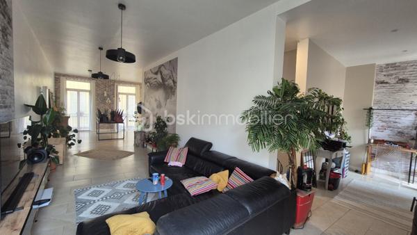 A VENDRE MAISON DE MAITRE RENOVEE DEUX FACES DE 183M² A BAIXAS - CENTRE VILLE - PROCHE DES COMMERCES - TERRASSE - QUATRE CHAMBRES - GARAGE - PUITS.

Cette maison, située dans une petite rue calme, est batie sur trois niveaux, aux volumes exceptionnels.
Le rez-de-chaussée vous accueille avec un hall d'accueil majestueux qui dessert une jolie partie buanderie, une chambre avec sa salle d'eau et son toilette, un jardin de 115m² avec une dépendance à rénover sans aucun vis à vis, ainsi qu'un garage de 37m².
Le premier niveau vous offre un salon-séjour plutot cosy doté de son poele à granules, une cuisine américaine aménagée avec son balcon, un toilette indépendant, et un espace bureau avec un accès direct à sa terrasse entourée de murs en pierre à l'abri des regards.
Le deuxième et dernier niveau abrite l'espace nuit avec trois chambres dont l'une avec son dressing privatif, une double salle de bain, un toilette indépendant, ainsi qu'un dégagement bienvenu pour un espace jeux ou lecture.

A la recherche de charme, de cachet, alliant pierre et contemporain, cette maison sera idéale pour votre résidence principale, parfaite pour une famille.
Je reste à votre disposition pour toutes informations.