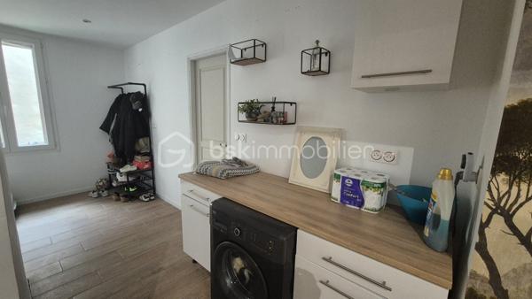 A VENDRE MAISON DE MAITRE RENOVEE DEUX FACES DE 183M² A BAIXAS - CENTRE VILLE - PROCHE DES COMMERCES - TERRASSE - QUATRE CHAMBRES - GARAGE - PUITS.

Cette maison, située dans une petite rue calme, est batie sur trois niveaux, aux volumes exceptionnels.
Le rez-de-chaussée vous accueille avec un hall d'accueil majestueux qui dessert une jolie partie buanderie, une chambre avec sa salle d'eau et son toilette, un jardin de 115m² avec une dépendance à rénover sans aucun vis à vis, ainsi qu'un garage de 37m².
Le premier niveau vous offre un salon-séjour plutot cosy doté de son poele à granules, une cuisine américaine aménagée avec son balcon, un toilette indépendant, et un espace bureau avec un accès direct à sa terrasse entourée de murs en pierre à l'abri des regards.
Le deuxième et dernier niveau abrite l'espace nuit avec trois chambres dont l'une avec son dressing privatif, une double salle de bain, un toilette indépendant, ainsi qu'un dégagement bienvenu pour un espace jeux ou lecture.

A la recherche de charme, de cachet, alliant pierre et contemporain, cette maison sera idéale pour votre résidence principale, parfaite pour une famille.
Je reste à votre disposition pour toutes informations.