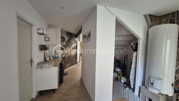 A VENDRE MAISON DE MAITRE RENOVEE DEUX FACES DE 183M² A BAIXAS - CENTRE VILLE - PROCHE DES COMMERCES - TERRASSE - QUATRE CHAMBRES - GARAGE - PUITS.

Cette maison, située dans une petite rue calme, est batie sur trois niveaux, aux volumes exceptionnels.
Le rez-de-chaussée vous accueille avec un hall d'accueil majestueux qui dessert une jolie partie buanderie, une chambre avec sa salle d'eau et son toilette, un jardin de 115m² avec une dépendance à rénover sans aucun vis à vis, ainsi qu'un garage de 37m².
Le premier niveau vous offre un salon-séjour plutot cosy doté de son poele à granules, une cuisine américaine aménagée avec son balcon, un toilette indépendant, et un espace bureau avec un accès direct à sa terrasse entourée de murs en pierre à l'abri des regards.
Le deuxième et dernier niveau abrite l'espace nuit avec trois chambres dont l'une avec son dressing privatif, une double salle de bain, un toilette indépendant, ainsi qu'un dégagement bienvenu pour un espace jeux ou lecture.

A la recherche de charme, de cachet, alliant pierre et contemporain, cette maison sera idéale pour votre résidence principale, parfaite pour une famille.
Je reste à votre disposition pour toutes informations.