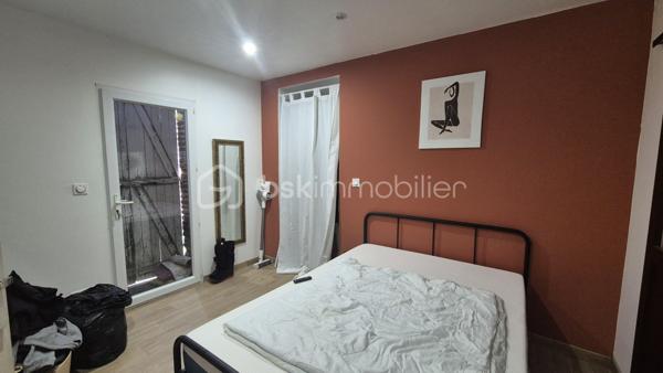 A VENDRE MAISON DE MAITRE RENOVEE DEUX FACES DE 183M² A BAIXAS - CENTRE VILLE - PROCHE DES COMMERCES - TERRASSE - QUATRE CHAMBRES - GARAGE - PUITS.

Cette maison, située dans une petite rue calme, est batie sur trois niveaux, aux volumes exceptionnels.
Le rez-de-chaussée vous accueille avec un hall d'accueil majestueux qui dessert une jolie partie buanderie, une chambre avec sa salle d'eau et son toilette, un jardin de 115m² avec une dépendance à rénover sans aucun vis à vis, ainsi qu'un garage de 37m².
Le premier niveau vous offre un salon-séjour plutot cosy doté de son poele à granules, une cuisine américaine aménagée avec son balcon, un toilette indépendant, et un espace bureau avec un accès direct à sa terrasse entourée de murs en pierre à l'abri des regards.
Le deuxième et dernier niveau abrite l'espace nuit avec trois chambres dont l'une avec son dressing privatif, une double salle de bain, un toilette indépendant, ainsi qu'un dégagement bienvenu pour un espace jeux ou lecture.

A la recherche de charme, de cachet, alliant pierre et contemporain, cette maison sera idéale pour votre résidence principale, parfaite pour une famille.
Je reste à votre disposition pour toutes informations.