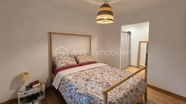 A VENDRE MAISON DE MAITRE RENOVEE DEUX FACES DE 183M² A BAIXAS - CENTRE VILLE - PROCHE DES COMMERCES - TERRASSE - QUATRE CHAMBRES - GARAGE - PUITS.

Cette maison, située dans une petite rue calme, est batie sur trois niveaux, aux volumes exceptionnels.
Le rez-de-chaussée vous accueille avec un hall d'accueil majestueux qui dessert une jolie partie buanderie, une chambre avec sa salle d'eau et son toilette, un jardin de 115m² avec une dépendance à rénover sans aucun vis à vis, ainsi qu'un garage de 37m².
Le premier niveau vous offre un salon-séjour plutot cosy doté de son poele à granules, une cuisine américaine aménagée avec son balcon, un toilette indépendant, et un espace bureau avec un accès direct à sa terrasse entourée de murs en pierre à l'abri des regards.
Le deuxième et dernier niveau abrite l'espace nuit avec trois chambres dont l'une avec son dressing privatif, une double salle de bain, un toilette indépendant, ainsi qu'un dégagement bienvenu pour un espace jeux ou lecture.

A la recherche de charme, de cachet, alliant pierre et contemporain, cette maison sera idéale pour votre résidence principale, parfaite pour une famille.
Je reste à votre disposition pour toutes informations.