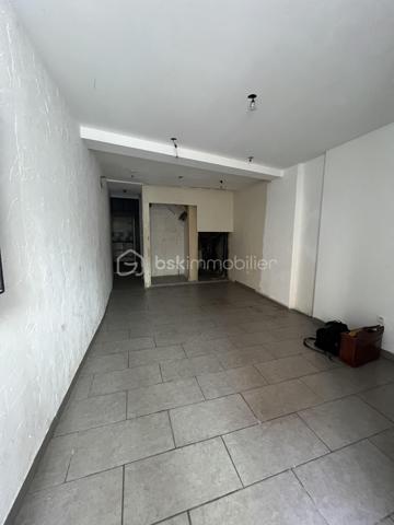 Investisseurs, vous recherchez un bien offrant de beaux volumes à repenser ?
Située en centre-ville de Pamiers, cette maison de ville mitoyenne de 120m2 se développe sur quatre niveaux et présente une configuration intéressante pour un projet locatif, notamment de colocation.
Au rez-de-chaussée, elle se compose d'une pièce principale, d'une cuisine indépendante et d'un WC disposant également d'un emplacement pour lave-linge.
Les trois étages supérieurs accueillent chacun deux pièces de belles dimensions, offrant différentes possibilités d'aménagement. Une salle d'eau avec WC se trouve au premier étage et une salle de bains avec WC au dernier niveau, dont les deux pièces sont mansardées.
La maison nécessite une rénovation complète de ses espaces intérieurs et de ses équipements. Elle dispose toutefois de menuiseries en double vitrage.
La situation en centre-ville permet de profiter de la proximité des commerces, services, établissements scolaires et transports.
