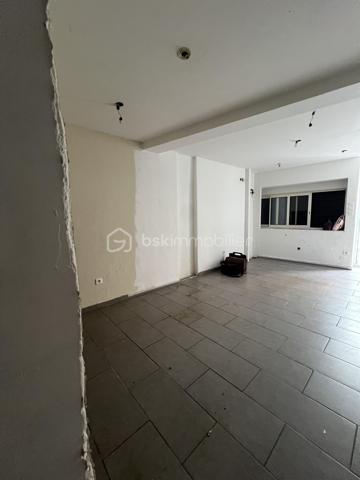 Investisseurs, vous recherchez un bien offrant de beaux volumes à repenser ?
Située en centre-ville de Pamiers, cette maison de ville mitoyenne de 120m2 se développe sur quatre niveaux et présente une configuration intéressante pour un projet locatif, notamment de colocation.
Au rez-de-chaussée, elle se compose d'une pièce principale, d'une cuisine indépendante et d'un WC disposant également d'un emplacement pour lave-linge.
Les trois étages supérieurs accueillent chacun deux pièces de belles dimensions, offrant différentes possibilités d'aménagement. Une salle d'eau avec WC se trouve au premier étage et une salle de bains avec WC au dernier niveau, dont les deux pièces sont mansardées.
La maison nécessite une rénovation complète de ses espaces intérieurs et de ses équipements. Elle dispose toutefois de menuiseries en double vitrage.
La situation en centre-ville permet de profiter de la proximité des commerces, services, établissements scolaires et transports.