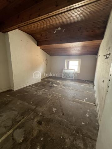 Investisseurs, vous recherchez un bien offrant de beaux volumes à repenser ?
Située en centre-ville de Pamiers, cette maison de ville mitoyenne de 120m2 se développe sur quatre niveaux et présente une configuration intéressante pour un projet locatif, notamment de colocation.
Au rez-de-chaussée, elle se compose d'une pièce principale, d'une cuisine indépendante et d'un WC disposant également d'un emplacement pour lave-linge.
Les trois étages supérieurs accueillent chacun deux pièces de belles dimensions, offrant différentes possibilités d'aménagement. Une salle d'eau avec WC se trouve au premier étage et une salle de bains avec WC au dernier niveau, dont les deux pièces sont mansardées.
La maison nécessite une rénovation complète de ses espaces intérieurs et de ses équipements. Elle dispose toutefois de menuiseries en double vitrage.
La situation en centre-ville permet de profiter de la proximité des commerces, services, établissements scolaires et transports.