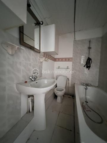 Investisseurs, vous recherchez un bien offrant de beaux volumes à repenser ?
Située en centre-ville de Pamiers, cette maison de ville mitoyenne de 120m2 se développe sur quatre niveaux et présente une configuration intéressante pour un projet locatif, notamment de colocation.
Au rez-de-chaussée, elle se compose d'une pièce principale, d'une cuisine indépendante et d'un WC disposant également d'un emplacement pour lave-linge.
Les trois étages supérieurs accueillent chacun deux pièces de belles dimensions, offrant différentes possibilités d'aménagement. Une salle d'eau avec WC se trouve au premier étage et une salle de bains avec WC au dernier niveau, dont les deux pièces sont mansardées.
La maison nécessite une rénovation complète de ses espaces intérieurs et de ses équipements. Elle dispose toutefois de menuiseries en double vitrage.
La situation en centre-ville permet de profiter de la proximité des commerces, services, établissements scolaires et transports.