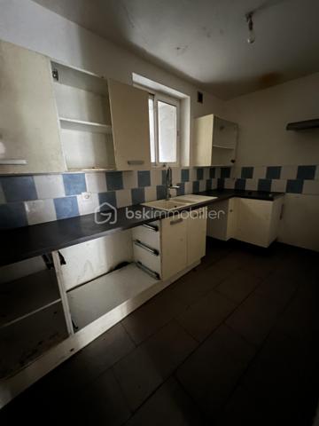 Investisseurs, vous recherchez un bien offrant de beaux volumes à repenser ?
Située en centre-ville de Pamiers, cette maison de ville mitoyenne de 120m2 se développe sur quatre niveaux et présente une configuration intéressante pour un projet locatif, notamment de colocation.
Au rez-de-chaussée, elle se compose d'une pièce principale, d'une cuisine indépendante et d'un WC disposant également d'un emplacement pour lave-linge.
Les trois étages supérieurs accueillent chacun deux pièces de belles dimensions, offrant différentes possibilités d'aménagement. Une salle d'eau avec WC se trouve au premier étage et une salle de bains avec WC au dernier niveau, dont les deux pièces sont mansardées.
La maison nécessite une rénovation complète de ses espaces intérieurs et de ses équipements. Elle dispose toutefois de menuiseries en double vitrage.
La situation en centre-ville permet de profiter de la proximité des commerces, services, établissements scolaires et transports.