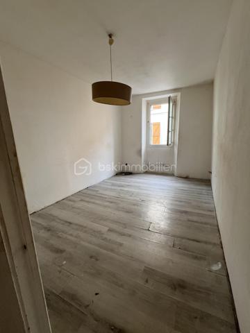 Investisseurs, vous recherchez un bien offrant de beaux volumes à repenser ?
Située en centre-ville de Pamiers, cette maison de ville mitoyenne de 120m2 se développe sur quatre niveaux et présente une configuration intéressante pour un projet locatif, notamment de colocation.
Au rez-de-chaussée, elle se compose d'une pièce principale, d'une cuisine indépendante et d'un WC disposant également d'un emplacement pour lave-linge.
Les trois étages supérieurs accueillent chacun deux pièces de belles dimensions, offrant différentes possibilités d'aménagement. Une salle d'eau avec WC se trouve au premier étage et une salle de bains avec WC au dernier niveau, dont les deux pièces sont mansardées.
La maison nécessite une rénovation complète de ses espaces intérieurs et de ses équipements. Elle dispose toutefois de menuiseries en double vitrage.
La situation en centre-ville permet de profiter de la proximité des commerces, services, établissements scolaires et transports.