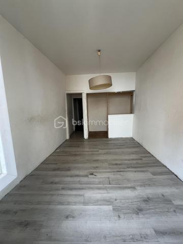 Investisseurs, vous recherchez un bien offrant de beaux volumes à repenser ?
Située en centre-ville de Pamiers, cette maison de ville mitoyenne de 120m2 se développe sur quatre niveaux et présente une configuration intéressante pour un projet locatif, notamment de colocation.
Au rez-de-chaussée, elle se compose d'une pièce principale, d'une cuisine indépendante et d'un WC disposant également d'un emplacement pour lave-linge.
Les trois étages supérieurs accueillent chacun deux pièces de belles dimensions, offrant différentes possibilités d'aménagement. Une salle d'eau avec WC se trouve au premier étage et une salle de bains avec WC au dernier niveau, dont les deux pièces sont mansardées.
La maison nécessite une rénovation complète de ses espaces intérieurs et de ses équipements. Elle dispose toutefois de menuiseries en double vitrage.
La situation en centre-ville permet de profiter de la proximité des commerces, services, établissements scolaires et transports.