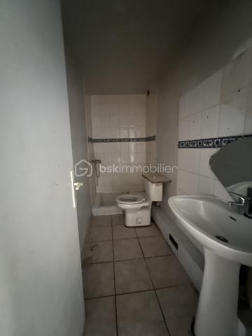 Investisseurs, vous recherchez un bien offrant de beaux volumes à repenser ?
Située en centre-ville de Pamiers, cette maison de ville mitoyenne de 120m2 se développe sur quatre niveaux et présente une configuration intéressante pour un projet locatif, notamment de colocation.
Au rez-de-chaussée, elle se compose d'une pièce principale, d'une cuisine indépendante et d'un WC disposant également d'un emplacement pour lave-linge.
Les trois étages supérieurs accueillent chacun deux pièces de belles dimensions, offrant différentes possibilités d'aménagement. Une salle d'eau avec WC se trouve au premier étage et une salle de bains avec WC au dernier niveau, dont les deux pièces sont mansardées.
La maison nécessite une rénovation complète de ses espaces intérieurs et de ses équipements. Elle dispose toutefois de menuiseries en double vitrage.
La situation en centre-ville permet de profiter de la proximité des commerces, services, établissements scolaires et transports.