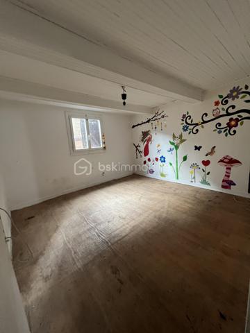 Investisseurs, vous recherchez un bien offrant de beaux volumes à repenser ?
Située en centre-ville de Pamiers, cette maison de ville mitoyenne de 120m2 se développe sur quatre niveaux et présente une configuration intéressante pour un projet locatif, notamment de colocation.
Au rez-de-chaussée, elle se compose d'une pièce principale, d'une cuisine indépendante et d'un WC disposant également d'un emplacement pour lave-linge.
Les trois étages supérieurs accueillent chacun deux pièces de belles dimensions, offrant différentes possibilités d'aménagement. Une salle d'eau avec WC se trouve au premier étage et une salle de bains avec WC au dernier niveau, dont les deux pièces sont mansardées.
La maison nécessite une rénovation complète de ses espaces intérieurs et de ses équipements. Elle dispose toutefois de menuiseries en double vitrage.
La situation en centre-ville permet de profiter de la proximité des commerces, services, établissements scolaires et transports.