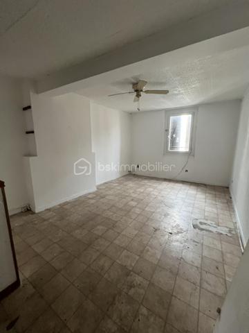 Investisseurs, vous recherchez un bien offrant de beaux volumes à repenser ?
Située en centre-ville de Pamiers, cette maison de ville mitoyenne de 120m2 se développe sur quatre niveaux et présente une configuration intéressante pour un projet locatif, notamment de colocation.
Au rez-de-chaussée, elle se compose d'une pièce principale, d'une cuisine indépendante et d'un WC disposant également d'un emplacement pour lave-linge.
Les trois étages supérieurs accueillent chacun deux pièces de belles dimensions, offrant différentes possibilités d'aménagement. Une salle d'eau avec WC se trouve au premier étage et une salle de bains avec WC au dernier niveau, dont les deux pièces sont mansardées.
La maison nécessite une rénovation complète de ses espaces intérieurs et de ses équipements. Elle dispose toutefois de menuiseries en double vitrage.
La situation en centre-ville permet de profiter de la proximité des commerces, services, établissements scolaires et transports.