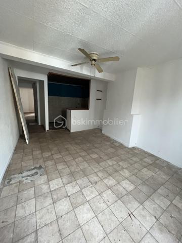 Investisseurs, vous recherchez un bien offrant de beaux volumes à repenser ?
Située en centre-ville de Pamiers, cette maison de ville mitoyenne de 120m2 se développe sur quatre niveaux et présente une configuration intéressante pour un projet locatif, notamment de colocation.
Au rez-de-chaussée, elle se compose d'une pièce principale, d'une cuisine indépendante et d'un WC disposant également d'un emplacement pour lave-linge.
Les trois étages supérieurs accueillent chacun deux pièces de belles dimensions, offrant différentes possibilités d'aménagement. Une salle d'eau avec WC se trouve au premier étage et une salle de bains avec WC au dernier niveau, dont les deux pièces sont mansardées.
La maison nécessite une rénovation complète de ses espaces intérieurs et de ses équipements. Elle dispose toutefois de menuiseries en double vitrage.
La situation en centre-ville permet de profiter de la proximité des commerces, services, établissements scolaires et transports.