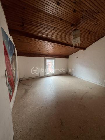 Investisseurs, vous recherchez un bien offrant de beaux volumes à repenser ?
Située en centre-ville de Pamiers, cette maison de ville mitoyenne de 120m2 se développe sur quatre niveaux et présente une configuration intéressante pour un projet locatif, notamment de colocation.
Au rez-de-chaussée, elle se compose d'une pièce principale, d'une cuisine indépendante et d'un WC disposant également d'un emplacement pour lave-linge.
Les trois étages supérieurs accueillent chacun deux pièces de belles dimensions, offrant différentes possibilités d'aménagement. Une salle d'eau avec WC se trouve au premier étage et une salle de bains avec WC au dernier niveau, dont les deux pièces sont mansardées.
La maison nécessite une rénovation complète de ses espaces intérieurs et de ses équipements. Elle dispose toutefois de menuiseries en double vitrage.
La situation en centre-ville permet de profiter de la proximité des commerces, services, établissements scolaires et transports.
