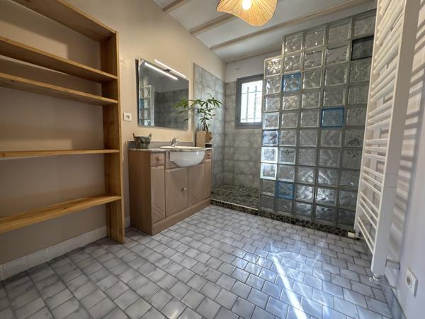 Bel ensemble en pierre avec gîte, grange et piscine. Dausse (47140)