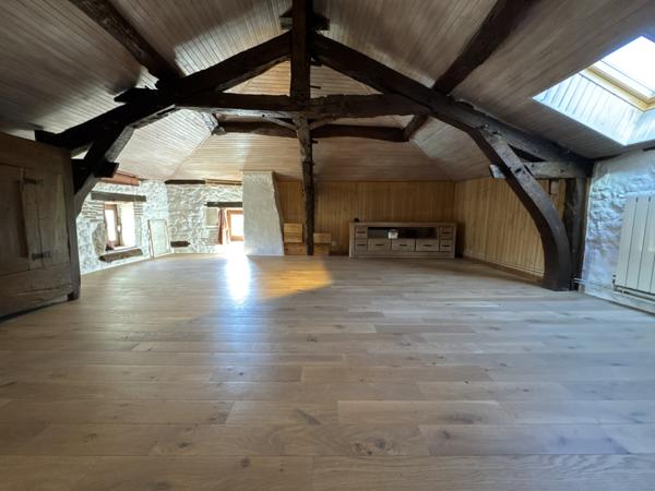 Bel ensemble en pierre avec gîte, grange et piscine. Dausse (47140)