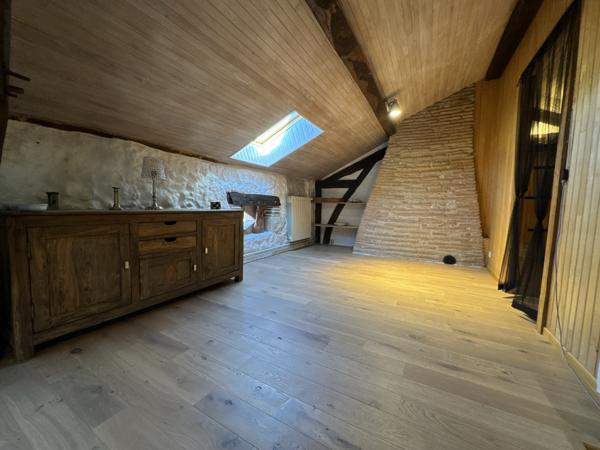 Bel ensemble en pierre avec gîte, grange et piscine. Dausse (47140)