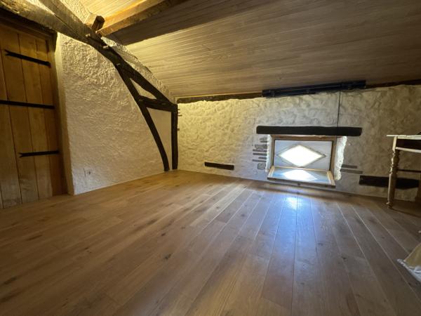 Bel ensemble en pierre avec gîte, grange et piscine. Dausse (47140)