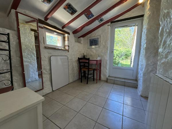 Bel ensemble en pierre avec gîte, grange et piscine. Dausse (47140)