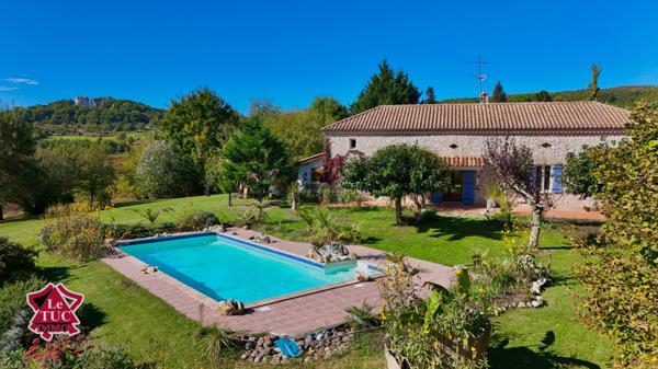 Bel ensemble en pierre avec gîte, grange et piscine. Dausse (47140)