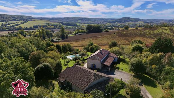 Bel ensemble en pierre avec gîte, grange et piscine. Dausse (47140)