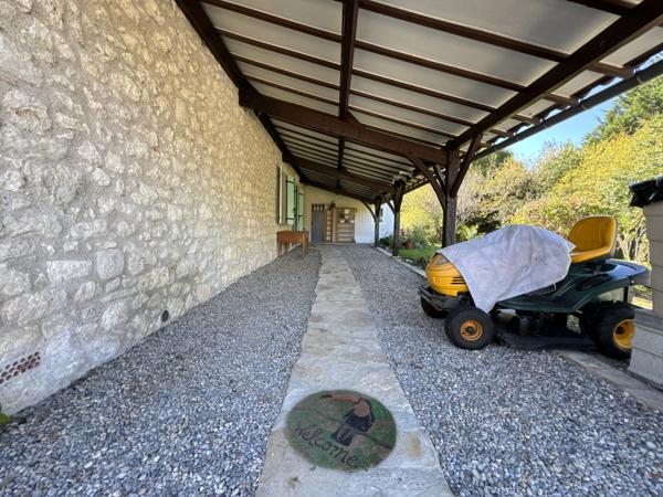 Bel ensemble en pierre avec gîte, grange et piscine. Dausse (47140)