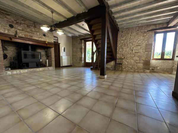 Bel ensemble en pierre avec gîte, grange et piscine. Dausse (47140)