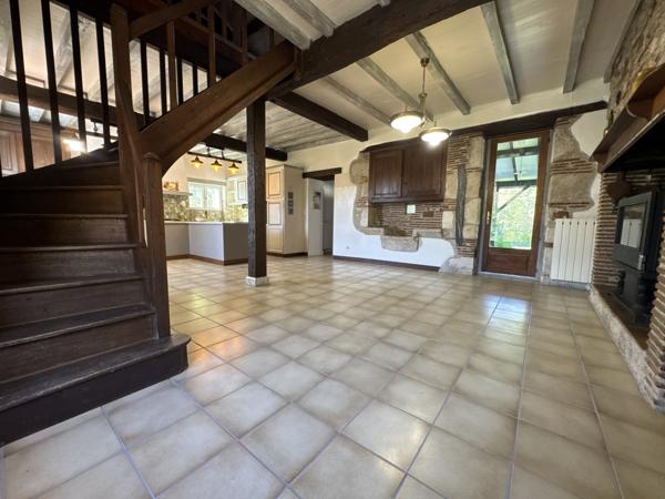 Bel ensemble en pierre avec gîte, grange et piscine. Dausse (47140)