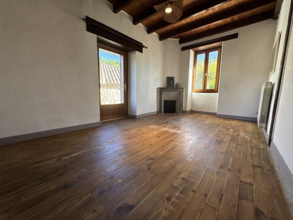 Bel ensemble en pierre avec gîte, grange et piscine. Dausse (47140)