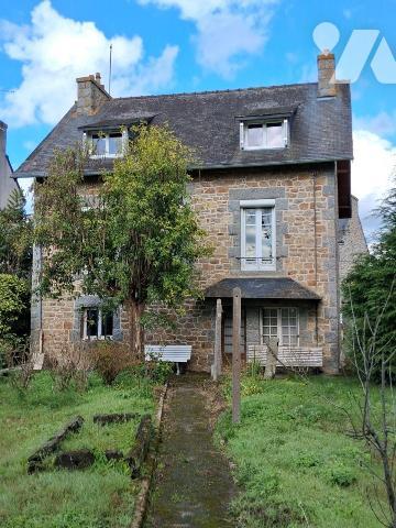 Proche commodités, maison d'habitation comprenant au sous-sol : une chaufferie, une pièce d'eau...