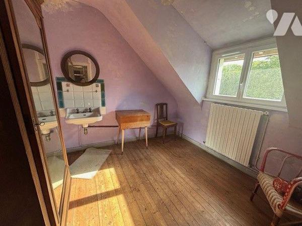 Proche commodités, maison d'habitation comprenant au sous-sol : une chaufferie, une pièce d'eau...