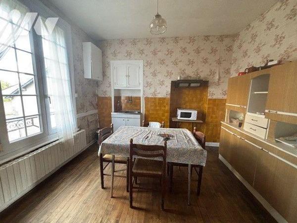 Proche commodités, maison d'habitation comprenant au sous-sol : une chaufferie, une pièce d'eau...