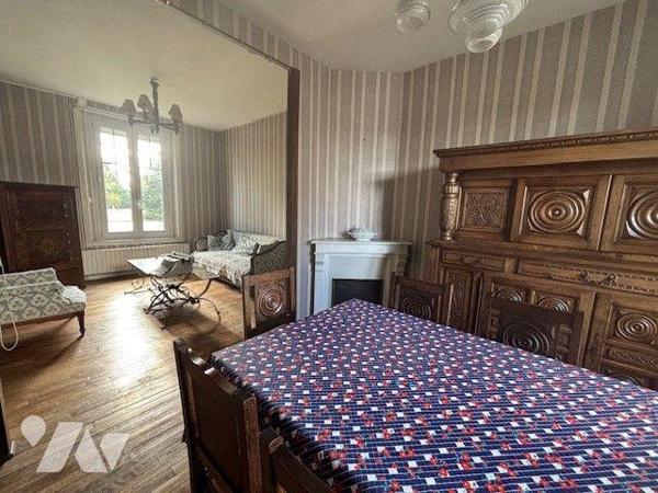 Proche commodités, maison d'habitation comprenant au sous-sol : une chaufferie, une pièce d'eau...