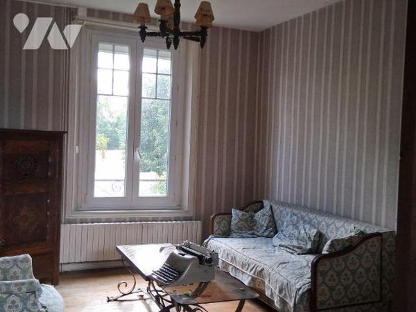 Proche commodités, maison d'habitation comprenant au sous-sol : une chaufferie, une pièce d'eau...