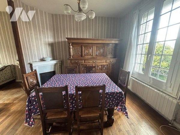 Proche commodités, maison d'habitation comprenant au sous-sol : une chaufferie, une pièce d'eau...