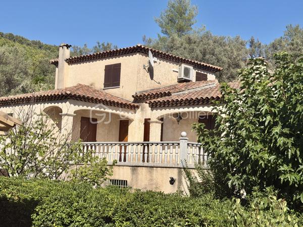 En exclusivité ! A l'entrée de Solliès-Toucas, découvrez cette villa de caractère à l'architecture singulière, construite en traditionnel, qui se distingue immédiatement par ses volumes, son originalité et son environnement. 
Développant 171 M² habitables sur 700 m² de terrain en restanques, elle bénéficie d'un cadre verdoyant et d'une belle vue sur les collines.
Son véritable atout: 2 espaces de vie communicants.

Au rez-de-chaussée : un espace de vie de 67 m² aménagé en T2, idéal pour accueillir famille ou proches, envisager un logement indépendant ou encore travailler à domicile.
A l'étage: un T4 en duplex de 104 M², une belle entrée dessert une agréable pièce de vie baignée de lumière naturelle, une grande cuisine indépendante de 15 M² , une chambre avec placard, salle de bains avec double vasques, et wc indépendant.
A l'étage supérieur: deux chambres avec placard, salle d'eau avec wc

A l'extérieur: Vous profiterez de 2 magnifiques terrasses de 25 M² et 30 M² ainsi que d'une piscine traditionnelle de 4.5 m X 7 m, parfaitement intégrée au jardin.

Les points forts: DPE C + climatisation réversible de chaque pièce de vie, 2 cheminées avec insert, forage, portail électrique, exposition sud ouest. local technique avec accès vide sanitaire pour du stockage.

La propriété se situe dans un secteur identifié au PLU comme "ensemble patrimonial à préserver et à mettre en valeur", renforçant le caractère remarquable de son environnement.

Une maison atypique, familiale et évolutive, qui séduira ceux qui recherchent bien plus qu'une maison classique.

Un bien rare sur le secteur à proximité immédiate des accès et des commodités. Une visite suffit pour comprendre ce qui la rend unique.