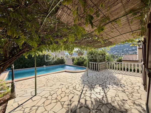 En exclusivité ! A l'entrée de Solliès-Toucas, découvrez cette villa de caractère à l'architecture singulière, construite en traditionnel, qui se distingue immédiatement par ses volumes, son originalité et son environnement. 
Développant 171 M² habitables sur 700 m² de terrain en restanques, elle bénéficie d'un cadre verdoyant et d'une belle vue sur les collines.
Son véritable atout: 2 espaces de vie communicants.

Au rez-de-chaussée : un espace de vie de 67 m² aménagé en T2, idéal pour accueillir famille ou proches, envisager un logement indépendant ou encore travailler à domicile.
A l'étage: un T4 en duplex de 104 M², une belle entrée dessert une agréable pièce de vie baignée de lumière naturelle, une grande cuisine indépendante de 15 M² , une chambre avec placard, salle de bains avec double vasques, et wc indépendant.
A l'étage supérieur: deux chambres avec placard, salle d'eau avec wc

A l'extérieur: Vous profiterez de 2 magnifiques terrasses de 25 M² et 30 M² ainsi que d'une piscine traditionnelle de 4.5 m X 7 m, parfaitement intégrée au jardin.

Les points forts: DPE C + climatisation réversible de chaque pièce de vie, 2 cheminées avec insert, forage, portail électrique, exposition sud ouest. local technique avec accès vide sanitaire pour du stockage.

La propriété se situe dans un secteur identifié au PLU comme "ensemble patrimonial à préserver et à mettre en valeur", renforçant le caractère remarquable de son environnement.

Une maison atypique, familiale et évolutive, qui séduira ceux qui recherchent bien plus qu'une maison classique.

Un bien rare sur le secteur à proximité immédiate des accès et des commodités. Une visite suffit pour comprendre ce qui la rend unique.