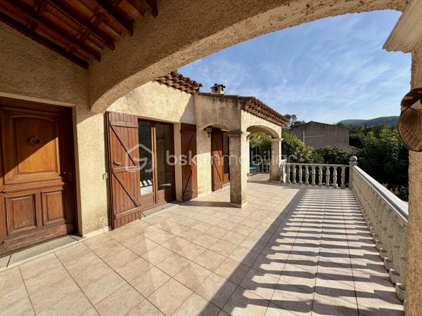 En exclusivité ! A l'entrée de Solliès-Toucas, découvrez cette villa de caractère à l'architecture singulière, construite en traditionnel, qui se distingue immédiatement par ses volumes, son originalité et son environnement. 
Développant 171 M² habitables sur 700 m² de terrain en restanques, elle bénéficie d'un cadre verdoyant et d'une belle vue sur les collines.
Son véritable atout: 2 espaces de vie communicants.

Au rez-de-chaussée : un espace de vie de 67 m² aménagé en T2, idéal pour accueillir famille ou proches, envisager un logement indépendant ou encore travailler à domicile.
A l'étage: un T4 en duplex de 104 M², une belle entrée dessert une agréable pièce de vie baignée de lumière naturelle, une grande cuisine indépendante de 15 M² , une chambre avec placard, salle de bains avec double vasques, et wc indépendant.
A l'étage supérieur: deux chambres avec placard, salle d'eau avec wc

A l'extérieur: Vous profiterez de 2 magnifiques terrasses de 25 M² et 30 M² ainsi que d'une piscine traditionnelle de 4.5 m X 7 m, parfaitement intégrée au jardin.

Les points forts: DPE C + climatisation réversible de chaque pièce de vie, 2 cheminées avec insert, forage, portail électrique, exposition sud ouest. local technique avec accès vide sanitaire pour du stockage.

La propriété se situe dans un secteur identifié au PLU comme "ensemble patrimonial à préserver et à mettre en valeur", renforçant le caractère remarquable de son environnement.

Une maison atypique, familiale et évolutive, qui séduira ceux qui recherchent bien plus qu'une maison classique.

Un bien rare sur le secteur à proximité immédiate des accès et des commodités. Une visite suffit pour comprendre ce qui la rend unique.