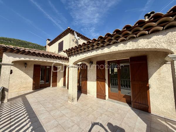 En exclusivité ! A l'entrée de Solliès-Toucas, découvrez cette villa de caractère à l'architecture singulière, construite en traditionnel, qui se distingue immédiatement par ses volumes, son originalité et son environnement. 
Développant 171 M² habitables sur 700 m² de terrain en restanques, elle bénéficie d'un cadre verdoyant et d'une belle vue sur les collines.
Son véritable atout: 2 espaces de vie communicants.

Au rez-de-chaussée : un espace de vie de 67 m² aménagé en T2, idéal pour accueillir famille ou proches, envisager un logement indépendant ou encore travailler à domicile.
A l'étage: un T4 en duplex de 104 M², une belle entrée dessert une agréable pièce de vie baignée de lumière naturelle, une grande cuisine indépendante de 15 M² , une chambre avec placard, salle de bains avec double vasques, et wc indépendant.
A l'étage supérieur: deux chambres avec placard, salle d'eau avec wc

A l'extérieur: Vous profiterez de 2 magnifiques terrasses de 25 M² et 30 M² ainsi que d'une piscine traditionnelle de 4.5 m X 7 m, parfaitement intégrée au jardin.

Les points forts: DPE C + climatisation réversible de chaque pièce de vie, 2 cheminées avec insert, forage, portail électrique, exposition sud ouest. local technique avec accès vide sanitaire pour du stockage.

La propriété se situe dans un secteur identifié au PLU comme "ensemble patrimonial à préserver et à mettre en valeur", renforçant le caractère remarquable de son environnement.

Une maison atypique, familiale et évolutive, qui séduira ceux qui recherchent bien plus qu'une maison classique.

Un bien rare sur le secteur à proximité immédiate des accès et des commodités. Une visite suffit pour comprendre ce qui la rend unique.
