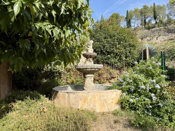 En exclusivité ! A l'entrée de Solliès-Toucas, découvrez cette villa de caractère à l'architecture singulière, construite en traditionnel, qui se distingue immédiatement par ses volumes, son originalité et son environnement. 
Développant 171 M² habitables sur 700 m² de terrain en restanques, elle bénéficie d'un cadre verdoyant et d'une belle vue sur les collines.
Son véritable atout: 2 espaces de vie communicants.

Au rez-de-chaussée : un espace de vie de 67 m² aménagé en T2, idéal pour accueillir famille ou proches, envisager un logement indépendant ou encore travailler à domicile.
A l'étage: un T4 en duplex de 104 M², une belle entrée dessert une agréable pièce de vie baignée de lumière naturelle, une grande cuisine indépendante de 15 M² , une chambre avec placard, salle de bains avec double vasques, et wc indépendant.
A l'étage supérieur: deux chambres avec placard, salle d'eau avec wc

A l'extérieur: Vous profiterez de 2 magnifiques terrasses de 25 M² et 30 M² ainsi que d'une piscine traditionnelle de 4.5 m X 7 m, parfaitement intégrée au jardin.

Les points forts: DPE C + climatisation réversible de chaque pièce de vie, 2 cheminées avec insert, forage, portail électrique, exposition sud ouest. local technique avec accès vide sanitaire pour du stockage.

La propriété se situe dans un secteur identifié au PLU comme "ensemble patrimonial à préserver et à mettre en valeur", renforçant le caractère remarquable de son environnement.

Une maison atypique, familiale et évolutive, qui séduira ceux qui recherchent bien plus qu'une maison classique.

Un bien rare sur le secteur à proximité immédiate des accès et des commodités. Une visite suffit pour comprendre ce qui la rend unique.