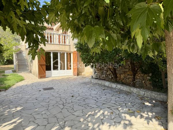 En exclusivité ! A l'entrée de Solliès-Toucas, découvrez cette villa de caractère à l'architecture singulière, construite en traditionnel, qui se distingue immédiatement par ses volumes, son originalité et son environnement. 
Développant 171 M² habitables sur 700 m² de terrain en restanques, elle bénéficie d'un cadre verdoyant et d'une belle vue sur les collines.
Son véritable atout: 2 espaces de vie communicants.

Au rez-de-chaussée : un espace de vie de 67 m² aménagé en T2, idéal pour accueillir famille ou proches, envisager un logement indépendant ou encore travailler à domicile.
A l'étage: un T4 en duplex de 104 M², une belle entrée dessert une agréable pièce de vie baignée de lumière naturelle, une grande cuisine indépendante de 15 M² , une chambre avec placard, salle de bains avec double vasques, et wc indépendant.
A l'étage supérieur: deux chambres avec placard, salle d'eau avec wc

A l'extérieur: Vous profiterez de 2 magnifiques terrasses de 25 M² et 30 M² ainsi que d'une piscine traditionnelle de 4.5 m X 7 m, parfaitement intégrée au jardin.

Les points forts: DPE C + climatisation réversible de chaque pièce de vie, 2 cheminées avec insert, forage, portail électrique, exposition sud ouest. local technique avec accès vide sanitaire pour du stockage.

La propriété se situe dans un secteur identifié au PLU comme "ensemble patrimonial à préserver et à mettre en valeur", renforçant le caractère remarquable de son environnement.

Une maison atypique, familiale et évolutive, qui séduira ceux qui recherchent bien plus qu'une maison classique.

Un bien rare sur le secteur à proximité immédiate des accès et des commodités. Une visite suffit pour comprendre ce qui la rend unique.