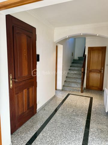 En exclusivité ! A l'entrée de Solliès-Toucas, découvrez cette villa de caractère à l'architecture singulière, construite en traditionnel, qui se distingue immédiatement par ses volumes, son originalité et son environnement. 
Développant 171 M² habitables sur 700 m² de terrain en restanques, elle bénéficie d'un cadre verdoyant et d'une belle vue sur les collines.
Son véritable atout: 2 espaces de vie communicants.

Au rez-de-chaussée : un espace de vie de 67 m² aménagé en T2, idéal pour accueillir famille ou proches, envisager un logement indépendant ou encore travailler à domicile.
A l'étage: un T4 en duplex de 104 M², une belle entrée dessert une agréable pièce de vie baignée de lumière naturelle, une grande cuisine indépendante de 15 M² , une chambre avec placard, salle de bains avec double vasques, et wc indépendant.
A l'étage supérieur: deux chambres avec placard, salle d'eau avec wc

A l'extérieur: Vous profiterez de 2 magnifiques terrasses de 25 M² et 30 M² ainsi que d'une piscine traditionnelle de 4.5 m X 7 m, parfaitement intégrée au jardin.

Les points forts: DPE C + climatisation réversible de chaque pièce de vie, 2 cheminées avec insert, forage, portail électrique, exposition sud ouest. local technique avec accès vide sanitaire pour du stockage.

La propriété se situe dans un secteur identifié au PLU comme "ensemble patrimonial à préserver et à mettre en valeur", renforçant le caractère remarquable de son environnement.

Une maison atypique, familiale et évolutive, qui séduira ceux qui recherchent bien plus qu'une maison classique.

Un bien rare sur le secteur à proximité immédiate des accès et des commodités. Une visite suffit pour comprendre ce qui la rend unique.