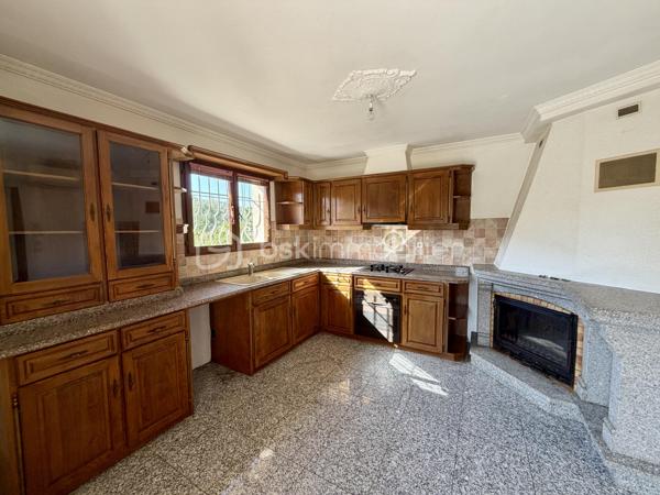 En exclusivité ! A l'entrée de Solliès-Toucas, découvrez cette villa de caractère à l'architecture singulière, construite en traditionnel, qui se distingue immédiatement par ses volumes, son originalité et son environnement. 
Développant 171 M² habitables sur 700 m² de terrain en restanques, elle bénéficie d'un cadre verdoyant et d'une belle vue sur les collines.
Son véritable atout: 2 espaces de vie communicants.

Au rez-de-chaussée : un espace de vie de 67 m² aménagé en T2, idéal pour accueillir famille ou proches, envisager un logement indépendant ou encore travailler à domicile.
A l'étage: un T4 en duplex de 104 M², une belle entrée dessert une agréable pièce de vie baignée de lumière naturelle, une grande cuisine indépendante de 15 M² , une chambre avec placard, salle de bains avec double vasques, et wc indépendant.
A l'étage supérieur: deux chambres avec placard, salle d'eau avec wc

A l'extérieur: Vous profiterez de 2 magnifiques terrasses de 25 M² et 30 M² ainsi que d'une piscine traditionnelle de 4.5 m X 7 m, parfaitement intégrée au jardin.

Les points forts: DPE C + climatisation réversible de chaque pièce de vie, 2 cheminées avec insert, forage, portail électrique, exposition sud ouest. local technique avec accès vide sanitaire pour du stockage.

La propriété se situe dans un secteur identifié au PLU comme "ensemble patrimonial à préserver et à mettre en valeur", renforçant le caractère remarquable de son environnement.

Une maison atypique, familiale et évolutive, qui séduira ceux qui recherchent bien plus qu'une maison classique.

Un bien rare sur le secteur à proximité immédiate des accès et des commodités. Une visite suffit pour comprendre ce qui la rend unique.
