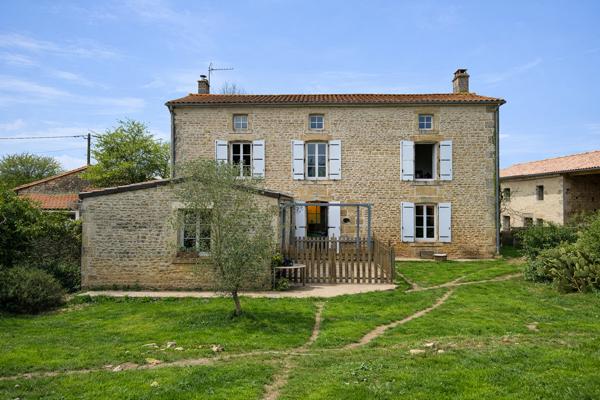 maison familiale 4 chambres au coeur du village, jardin clos, dépendances, atelier