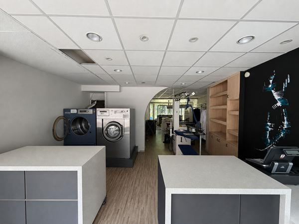 À LOUER - LOCAL COMMERCIAL DE 70 m² AVEC EXTÉRIEUR