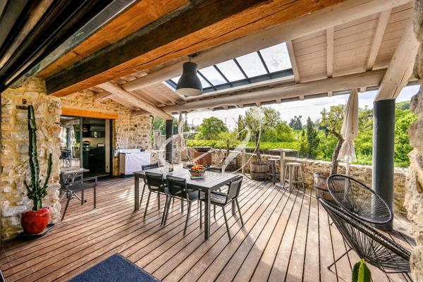 Maison en pierre d’exception avec cachet historique et vue panoramique