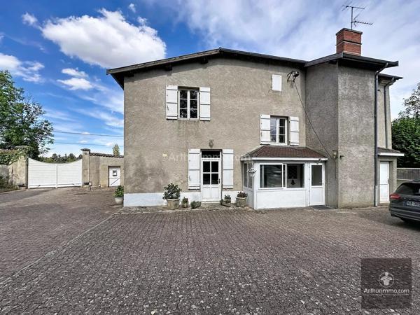 Vente                                                      Maison
                        
                     7 pièces                      290 m2                     à Renaison